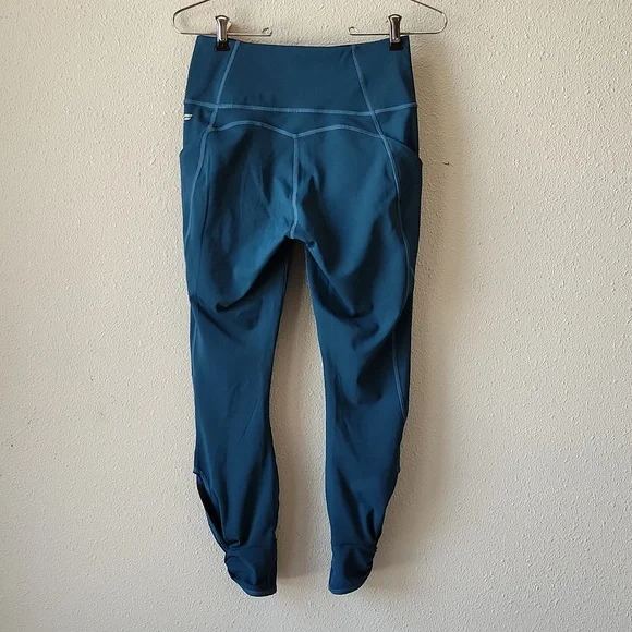 Fabletics Oasis High Waisted Twist 7/8 Leggings Midnight Wave Teal Activewear - Picture 2 of 12